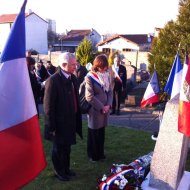 Corinne Valls aux côtés de Claude Bartolone pour une cérémonie de commémoration.